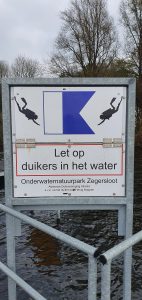 Let op! Duikers in het water