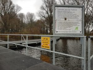 Bord op de steiger